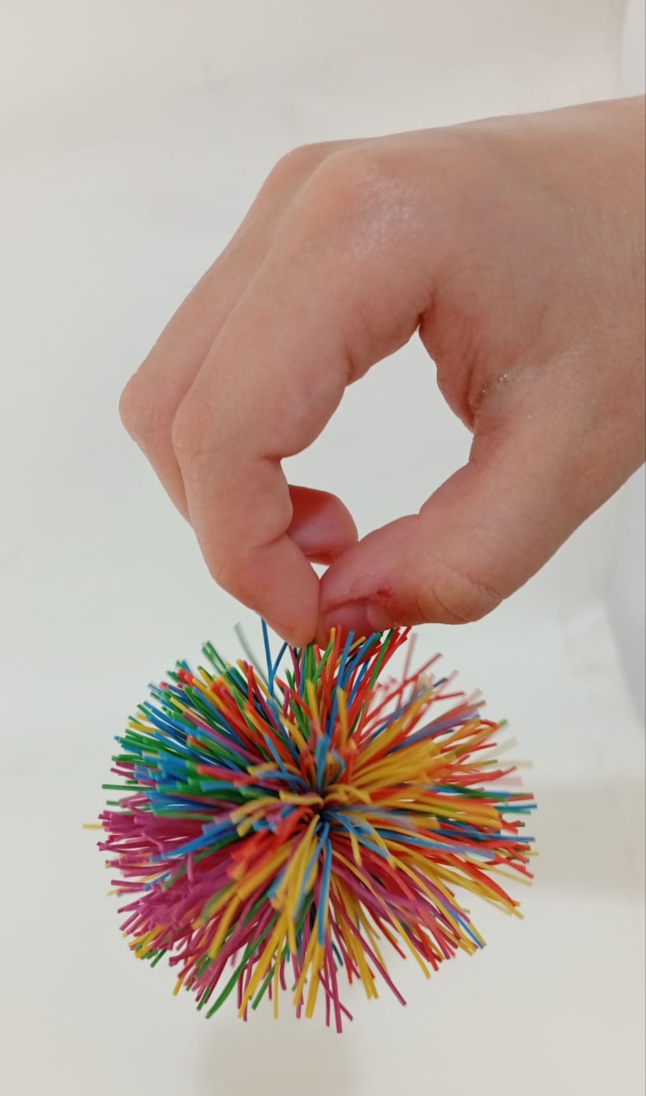 Pompón Arcoíris para Estimulación Sensorial